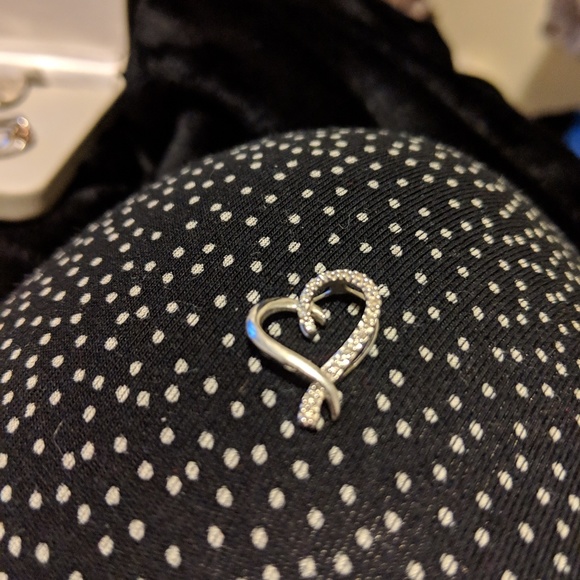 White Gold and Diamond Heart-Shaped Necklace - Picture 1 of 3
